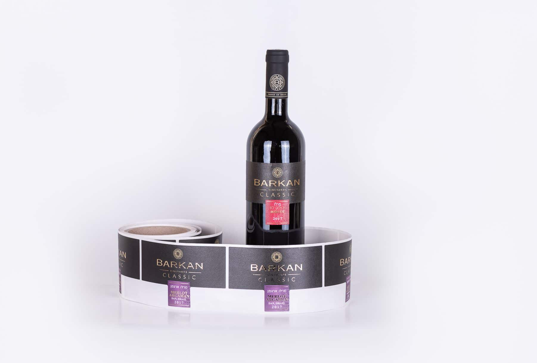 גליל תוויות לבקבוקים שהודפסו עבור יקב ברקן, יין אדום יבש מרלו, שנת בציר 2017. התוויות הינו בצבעי שחור ואדום והכתב מוזהב.