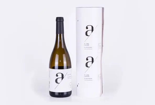 מארז יין של יקב הגליל, מהדורת 2016 עם תווית קלאסית בצבע לבן שכתוב עליו אות a