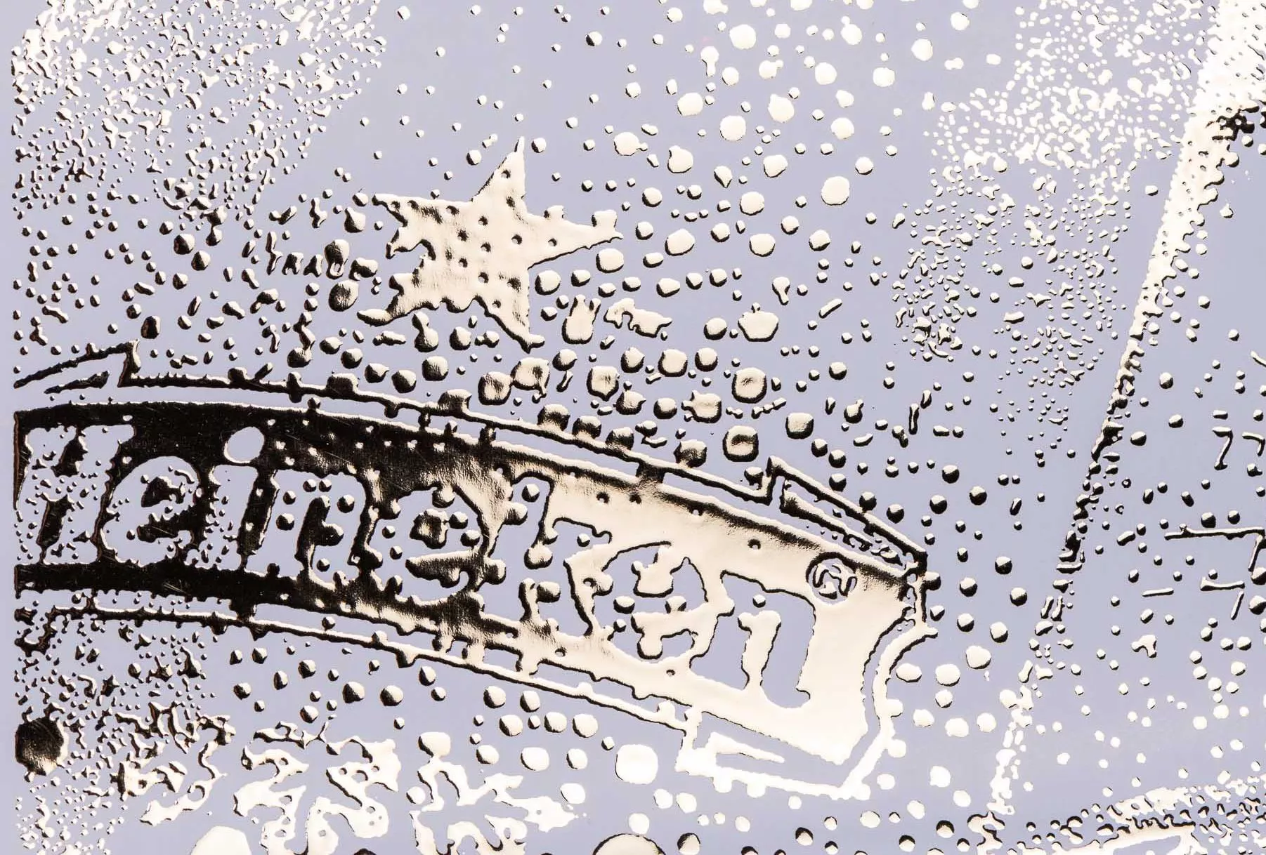 הדפסת תוויות בירה לחברת היינקן בצבע כסוף עם אלמנטי השבחת דפוס ייחודים כגון הבלטה, לכה סלקטיבית, הטבעה בחום ופויל שנותנים לבקבוק מראה קפוא. היינקן היא מבשלת בירה בהולנד שיש לה 130 מבשלות בירה בעולם