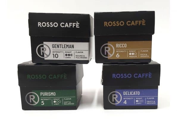 עיצוב אריזות לקפסולות קפה - ROSSO CAFE. המארזים עשויים מקרטון קשיח בצבע שחור עם תוויות שמציין את עוצמת הקפה.