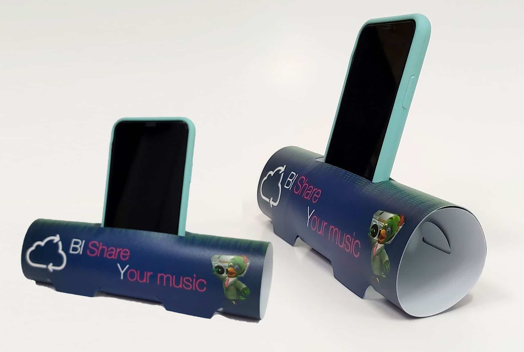 עמדות לטלפון נייד בצבע כחול מפוליפרופילן לחברת בזק עבור קמפיין BI SHARE YOUR MUSIC. ביג ושטנץ מיוחדים לחיתוך וקיפול.